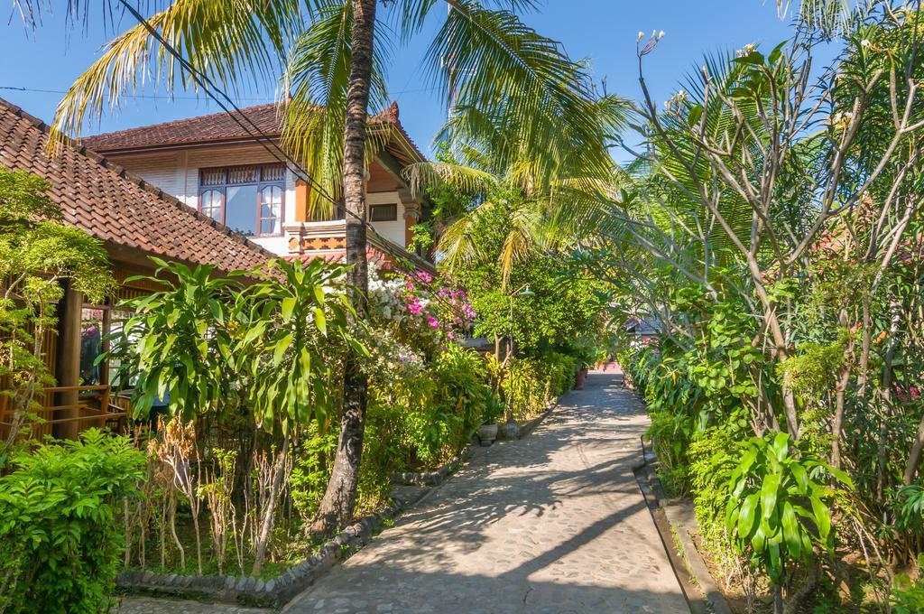 Paradise Palm Beach Bungalows And Dive Center Tulamben Eksteriør bilde