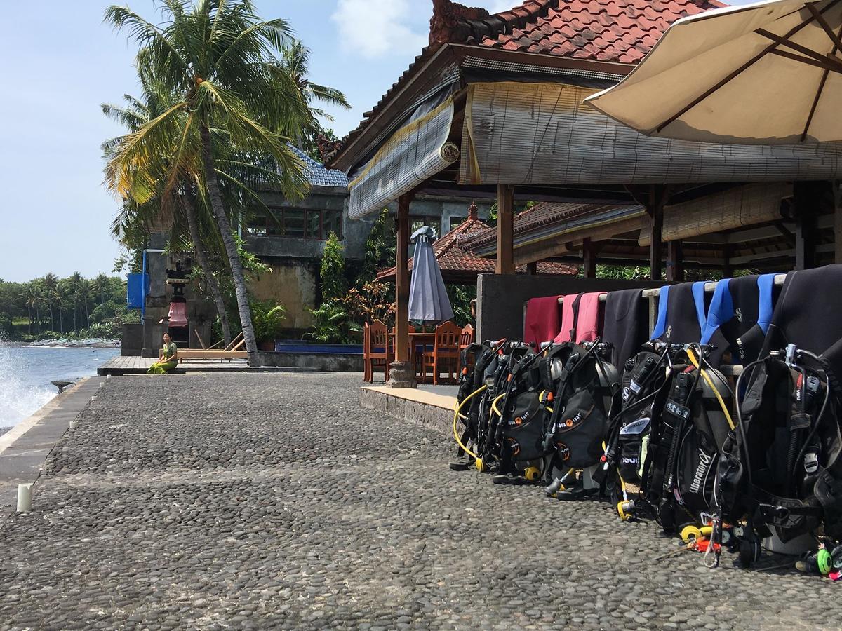 Paradise Palm Beach Bungalows And Dive Center Tulamben Eksteriør bilde