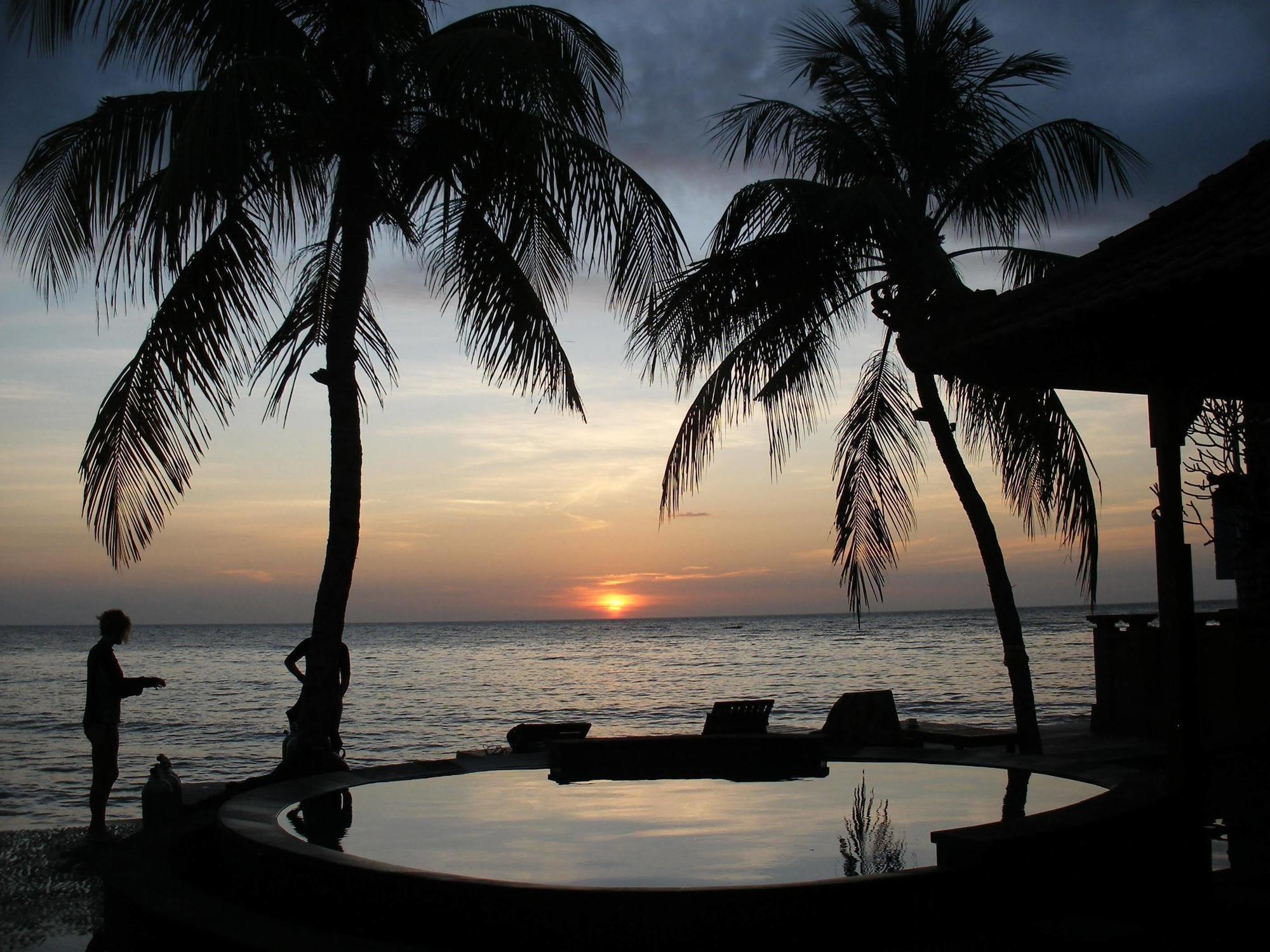 Paradise Palm Beach Bungalows And Dive Center Tulamben Eksteriør bilde