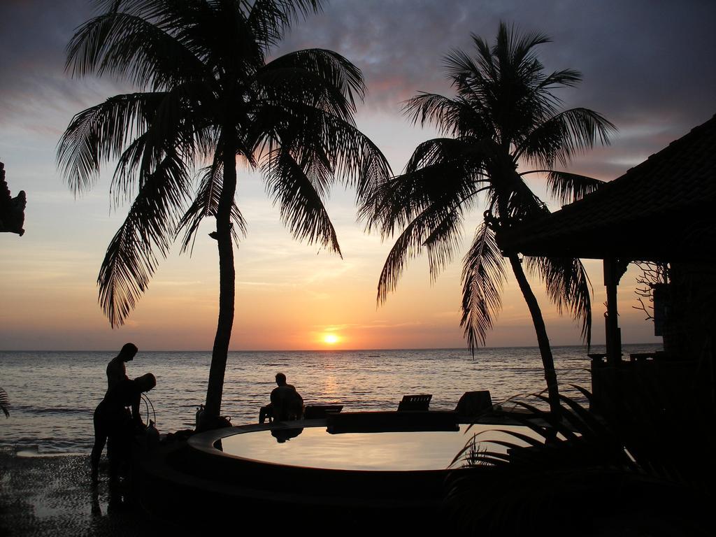 Paradise Palm Beach Bungalows And Dive Center Tulamben Eksteriør bilde